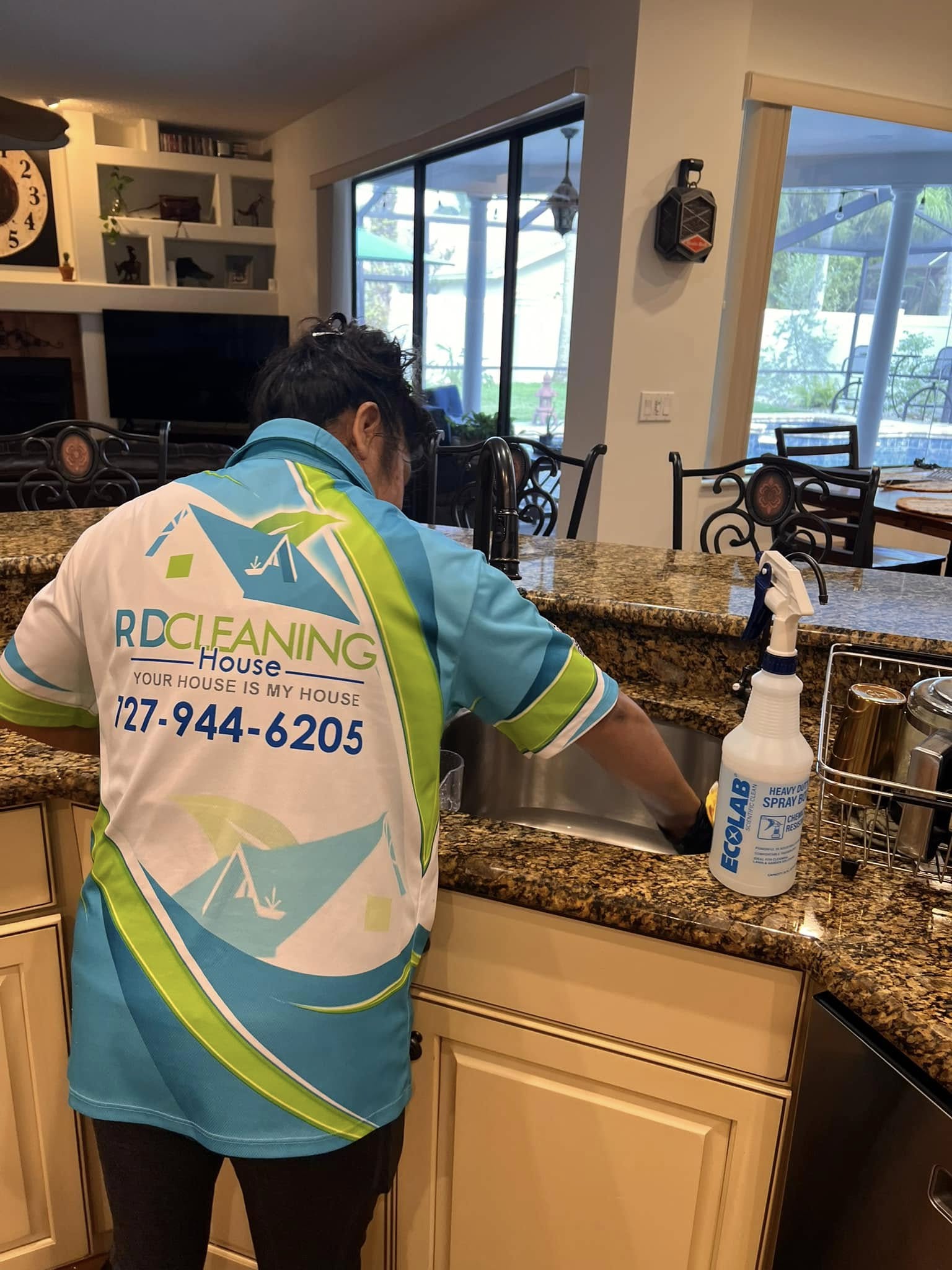 RD Cleaning House team providing recurring cleaning service
